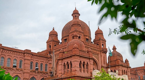  Lahore Museum, a cultural treasure trove featuring artifacts, sculptures, and historical exhibits, providing a captivating journey through the rich heritage of Lahore, Pakistan